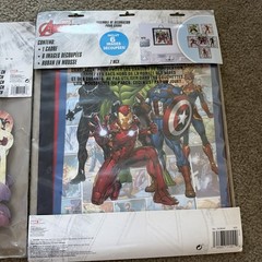MARVELS AVENGERS FRAME & TABLE DECORATING KIT. INCLUDES 1 FRAME 6 CUTOUTS