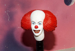 STEPHEN KING’S IT “SMILING” PENNYWISE ACTION FIGURE HEAD (NECA ULTIMATES)
