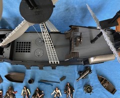 Hawthorne Pirates Of The Caribbean Black Pearl Ghost Ship & Figures lights sound