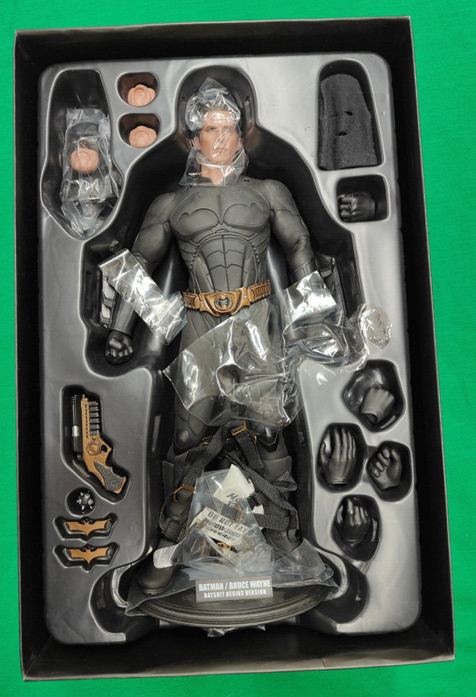 HOT TOYS BATMAN BRUCE WAYNE BATSUIT BEGINS MMS155 SIDESHOW EXCLUSIVE 1/6