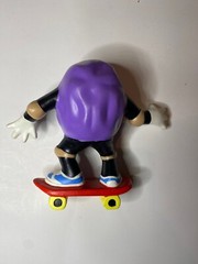 Vintage California raisins on a skateboard 5 1/2 inches tall