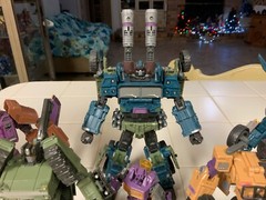 Warbotron WB01 official product (aka Transformers Bruticus)