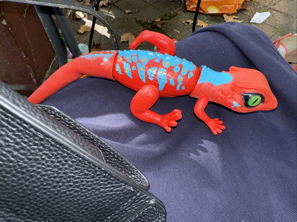 Zuru Robo Alive Lurking Red Robotic Lizard 13.5″ Realistic Toy Pet