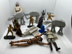Lot of 16 Small Star Wars Figures Super Cool find!