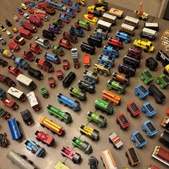 HUGE LOT – 200 pieces THOMAS AND FRIENDS TRAINS Wood Die Cast Plastic toys