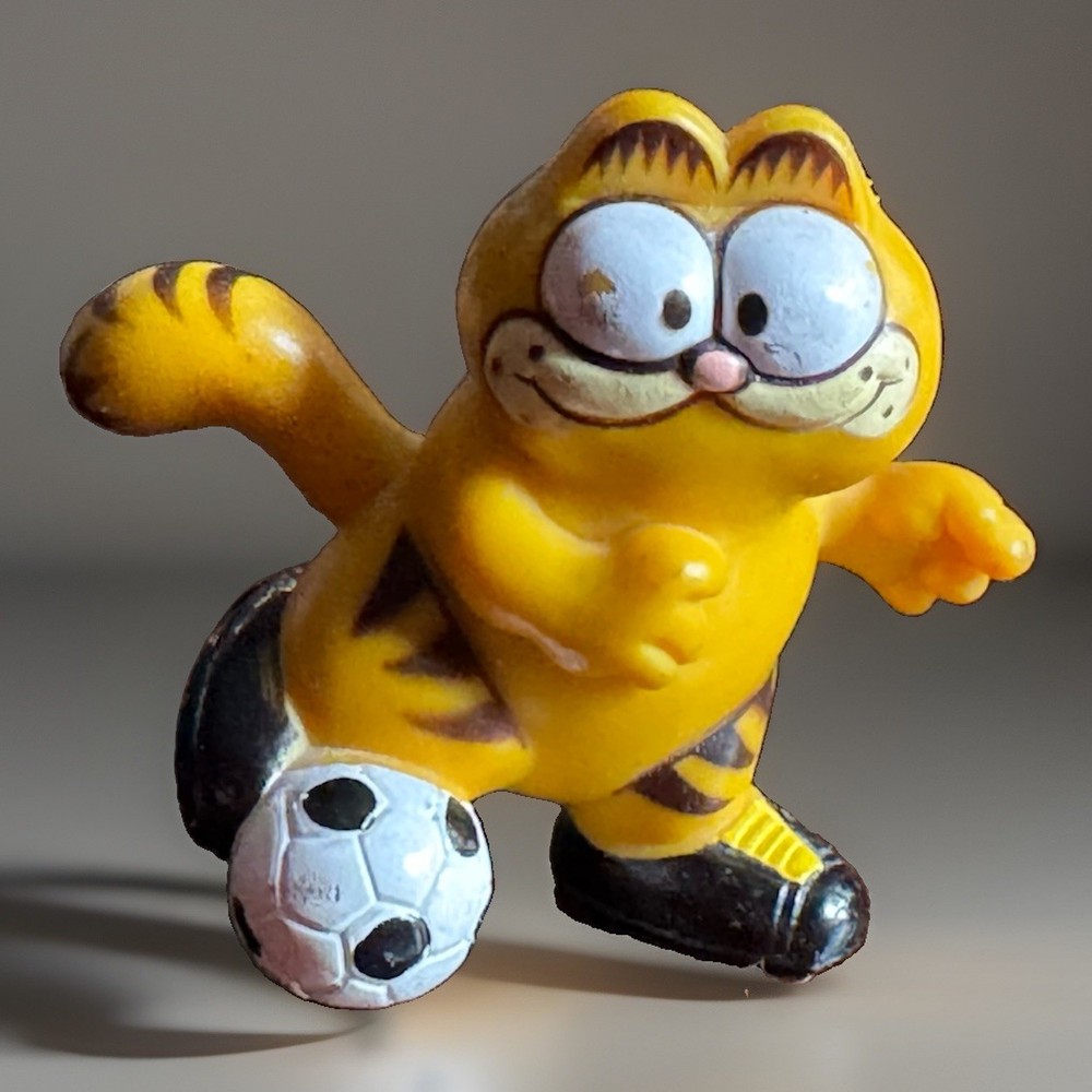 Vintage Garfield With Soccer Ball Figure 2 1/2″ PVC / Rubber Like Material