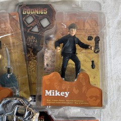 Mezco Toyz NIP The Goonies Set of 4 Action Figures Chunk Data Mikey Mouth & Key