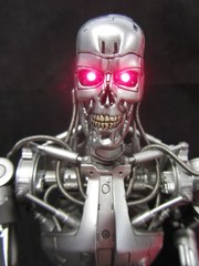 TERMINATOR 2 Indestructible T-800 Endoskeleton HOT TOYS MMS33 1/6 Scale