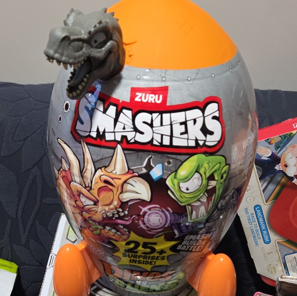 ZURU Smashers Dinos vs Aliens Rocket Playset Set w/ Fireable Missiles 25+