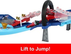 ​Mattel Disney and Pixar Cars Playset with 2 Toy Cars, Lightning McQueen & Franc