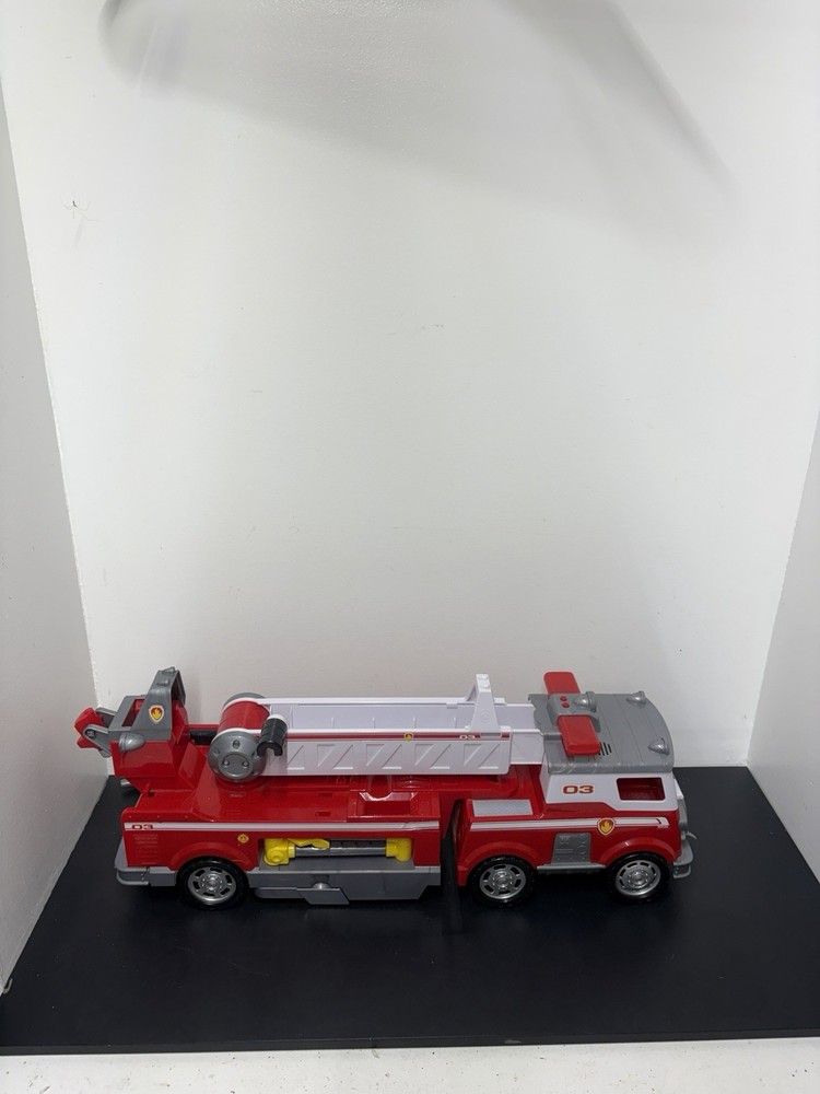 Paw Patrol Ultimate Rescue Fire Truck Extendable Ladder Lights Sound