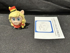Disney Doorables Academy Surprise Pep Rally Series Miss Piggy Muppet 2″ Figure