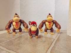 2 Donkey & 1 Diddy Kong 2.5 inch Jakks Pacific from Jungle Diorama set lot loose