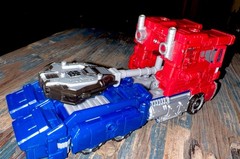 Transformers Generations War for Cybertron Siege Voyager WFC-S11 Optimus Prime
