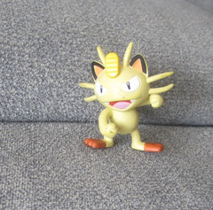 Pokemon Tomy Meowth Posed for Battle Nintendo 2″ Figure + 2 Pikachu’s