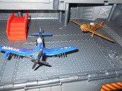 Toy U.S. Aircraft Carrier USS Doris Miller (CVN-81) w/4 WWII Airplanes, 18″ L