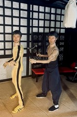 BRUCE LEE 1:6 ENTER THE DRAGON/GAME OF DEATH BOXED SET OF 2 +XTRA HANDS & STANDS
