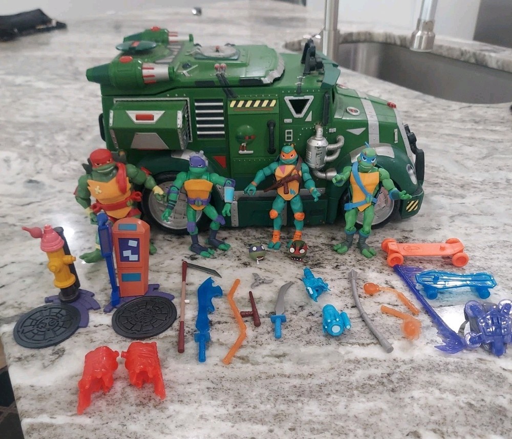 2002 Teenage Mutant Ninja Turtles Action Figure Battle Shell Armored Van & Xtra