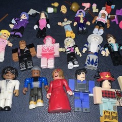 Roblox Toys Action Celebrity Mini Figures / Accessories Lot Of 20+ Pieces