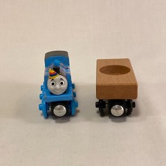 Thomas & Friends Wooden Railway Birthday Train Plus Cake Cargo Car Y4501 Magnet