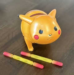 POKEMON SHINY MASTER QUEST PIKACHU FIGURE W/DUAL ATTACK BOLTS HASBRO *RARE* 2002