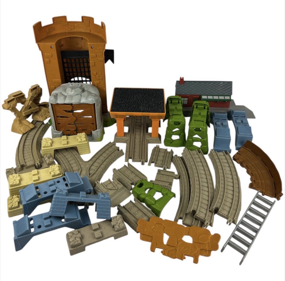 Thomas TrackMaster Tan/Beige Track Lot with Castle Tower Train Station Coal (30)