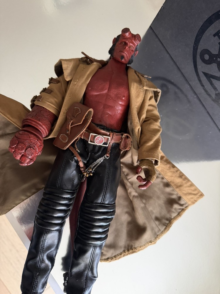 HELLBOY 14” ACTION FIGURE – RON PERLMAN – Articulated NEW IN BOX