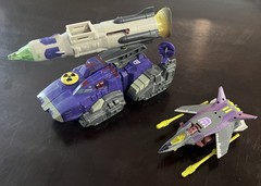 2004 TRANSFORMERS UNIVERSE ULTRA CLASS SOUNDWAVE WITH SPACE CASE COMPLETE