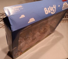 Bluey’s Ultimate Friends & Family Neighborhood Mini 14- Figure Gift Pack NIB