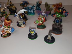 SKYLANDERS Spyro’s Adventure 21 Figures 22 Cards 15 Stickers Carry Case Bag Lot