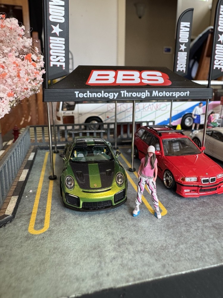 1/64 Scale Figuring. Girl With Pink Top And White/pink Pants. (FIGURING ONLY)