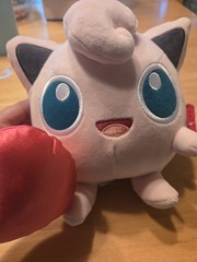 POKEMON Valentine’s Day Plush 7″ JIGGLYPUFF Holding Red Heart – So Cute NWT