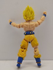 Dragon Ball | 5″ Evolve Super Saiyan Son Goku Battle Damage Action Figure