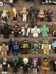 ROBLOX‎ Mixed Figures Lot Of 33 W/ Tank Accessories Despacito Spider & 2 Hats