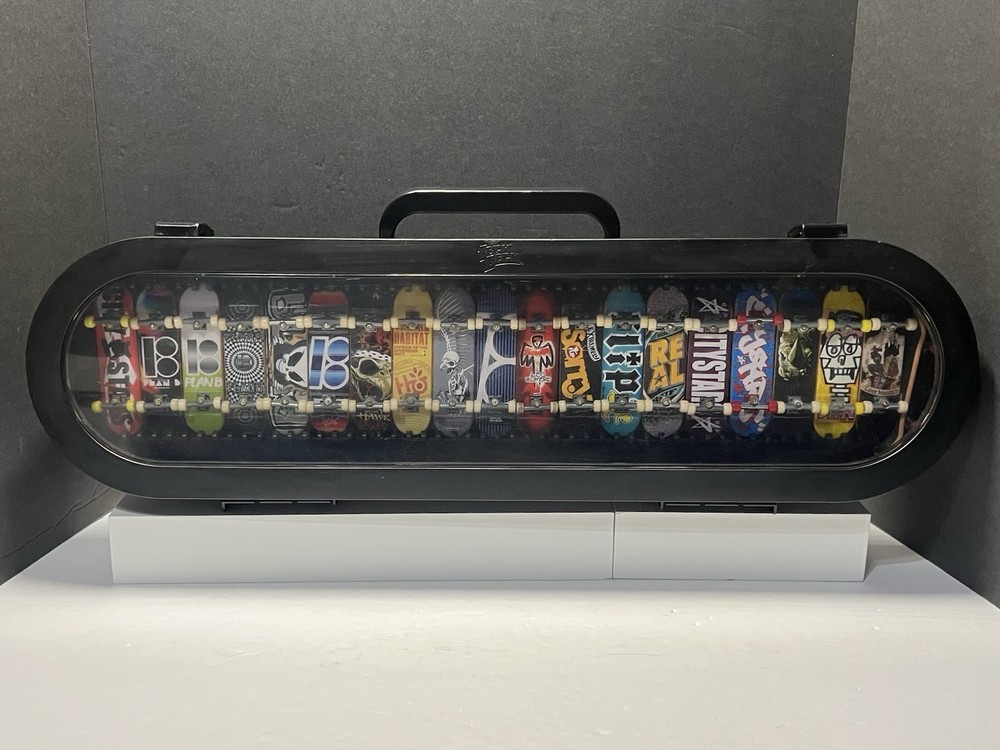 Tech Deck • Wall Display Carry Case & Lot of 20 Fingerboard Skateboards