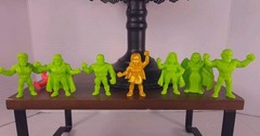 Wendy’s DC Comics M.U.S.C.L.E. Style Mini Figure Lot 56 Green Blue Red Gold