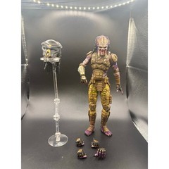 NECA Predator – ULTIMATE EMISSARY #2 No Rifle, has Extra Hands & Head, Pre Owned