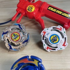 Lot of 3 Vintage Beyblades and Launcher Takara Hasbro 90s