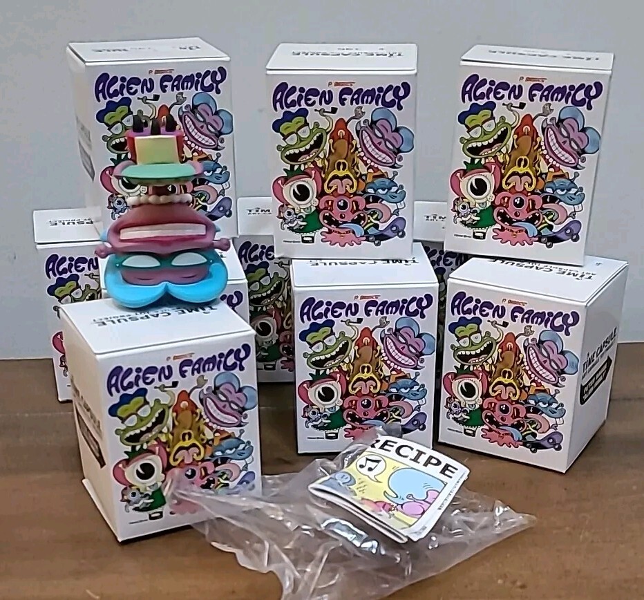 LOT 10 Alien Family Sony Creative Peter Bagges Art Time Capsule Mini Figure 2002