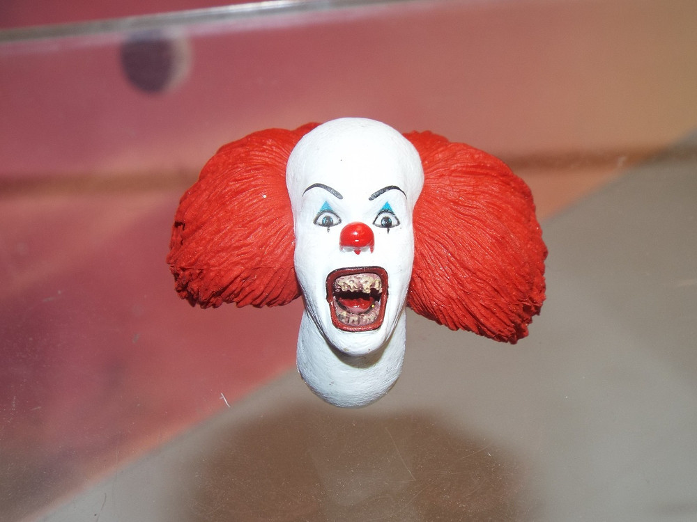 STEPHEN KING’S IT “SNARLING” PENNYWISE ACTION FIGURE HEAD (NECA ULTIMATES)