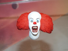 STEPHEN KING’S IT “SNARLING” PENNYWISE ACTION FIGURE HEAD (NECA ULTIMATES)