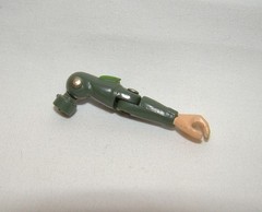 G.I. JOE (1982) GRUNT ~ LEFT ARM ~ THIN THUMB ~ UNBROKEN STRAIGHT ARM PART
