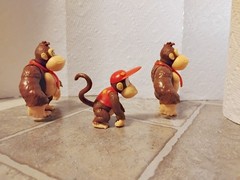 2 Donkey & 1 Diddy Kong 2.5 inch Jakks Pacific from Jungle Diorama set lot loose