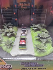 Jurassic Park 30Th Anniversary Jurassic Gate Diorama W/Two 1.65″ Die-Cast Cars