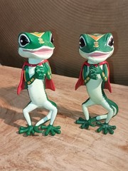 Toy Lot of 2 Geico Gecko Advertising Dolls With Capes Vinyl Figurines 4″ Tall