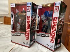 LOT 2 Transformers WFC Netflix SPARKLESS BOT & DEEP COVER NEW-In Hand EXCLUSIVE