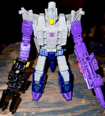 Transformers Legacy Evolution Deluxe Class Needlenose With Accessories