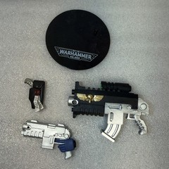 JOYTOY Warhammer 40k Horus Heresy Space Marine Bolter + Weapons Set Stand