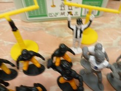 KASKEY KIDS Football Guys Black/gold Blue/silver Referee 26 Figs Goal Posts READ