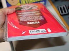 Invincible 20 years Book & Figure Box Set Exclusive Flight Stand Diamond Select